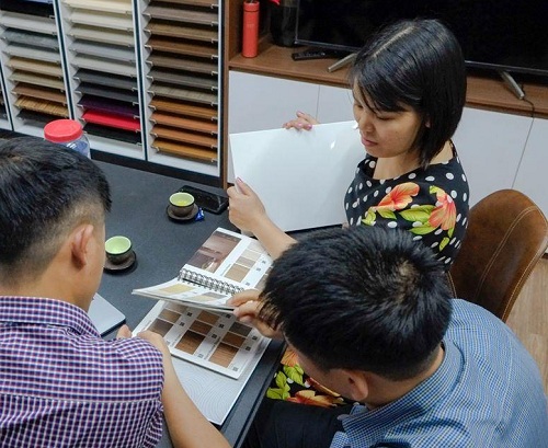 Tư vấn khách hà ng chá»n váºt liệu sản xuất ná»™i thất tại văn phòng