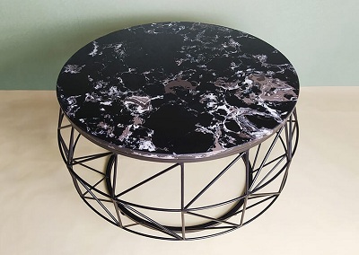 Bàn sofa khung chân đen sơn tĩnh điện hình cái trống mặt đá đen vây mây
