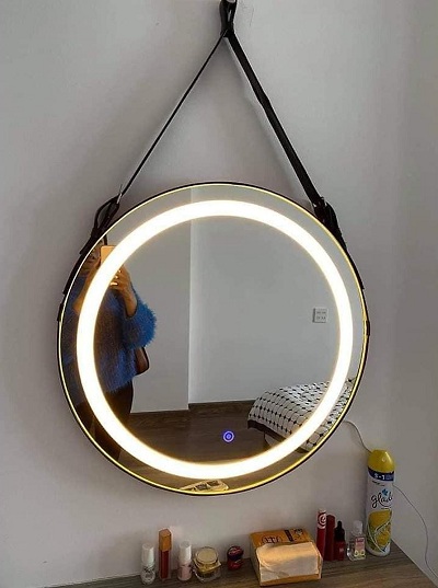gương tròn đèn led dây da treo bọc viền ánh sáng vàng