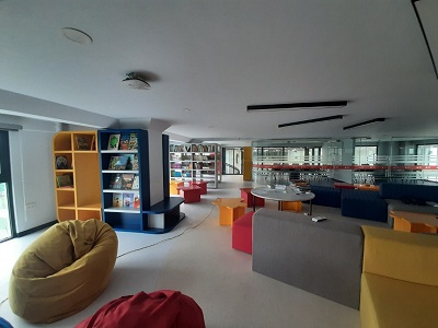 Ghế sofa bục ngồi kệ sách khu thư viện tầng lửng trường liên cấp quốc tế thăng long
