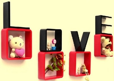 Vách gá»— gắn tưá»ng chữ love mà u đỠkết hợp mà u Ä‘en