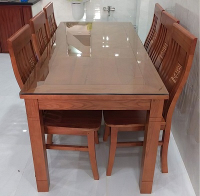 Bộ bà n ăn được sản xuất từ gỗ sồi tần bì tự nhiên, phun sơn bóng PU bỠmặt. Bộ sản phẩm được thiết kế đơn giản