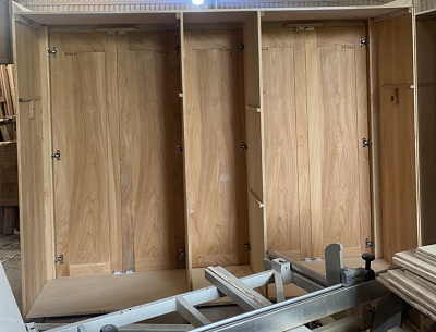 thiết kế bên trong tủ quần áo gõ verneer 5 cánh