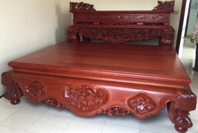 Sập chân quỳ đục ba bông gỗ gụ nam phi rộng 1m6 dài 2m