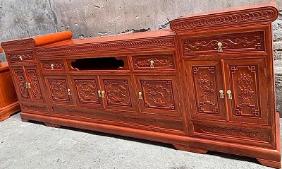 Kệ tivi gỗ hương đá dáng mõ lõm rộng 2400mm
