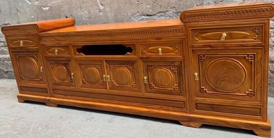 Kệ tivi gỗ gõ đỠcánh chạm hình tròn rộng 2400mm