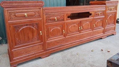 Kệ tivi gỗ hương đá dáng mõ lõm rộng 240cm