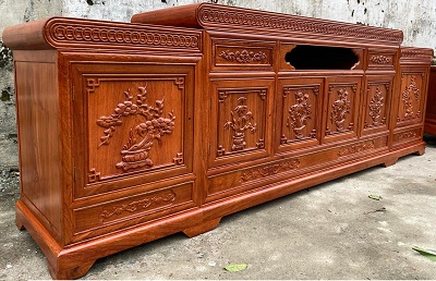 Kệ tivi chạm khắc cây tùng mõ lồi