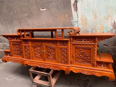 Bàn để tivi cánh vòm chạm hoa văn