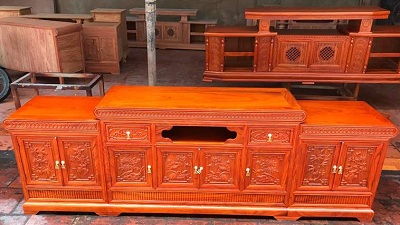 Bà n tivi mõ lòi gỗ gõ đỠrộng 240cm cao 83cm