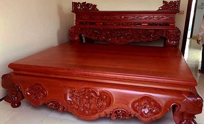 Sáºp chiếu ngá»±a gá»— hương đỠchạm khắc ba bông kÃch thước 1600mm dà i 2000mm