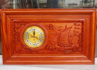Tranh đồng hồ gỗ tự nhiện chạm thuyền buồm xuôi sơn PU TRG22 dùng trong trang trí phòng khách, phòng làm việc mang ý nghĩa may mắn chiêu tài lộc