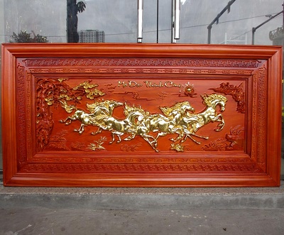 Tranh gỗ mã đáo thành công sơn PU dát vàng TBM06 8 chú ngựa may mắn chạm khắc cây tùng đồng cỏ mặt trời tranh treo tường dát vàng 24k đài loan