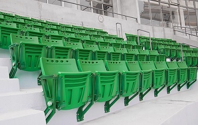 Ảnh thá»±c tế Ghế sân váºn động ngoà i trá»i mặt và lưng tá»±a nhá»±a Polyethylene xanh lá Gauss HSY 100