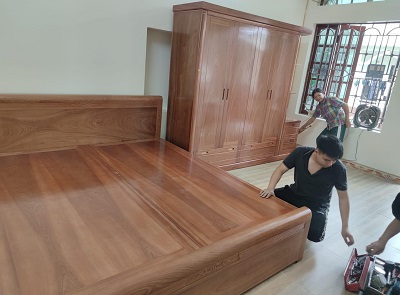 Anh thực tế giường tủ quần áo gỗ verneer hương đá lắp đặt tại nhà khách GN65