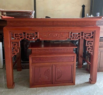 Bàn thờ chạm hoa văn đơn giản 175cm sơn màu cánh gián BTD18