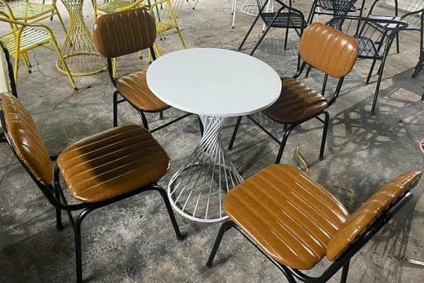 Bộ bàn ghế cafe khung sắt bọc nêm da màu nâu BCF03
