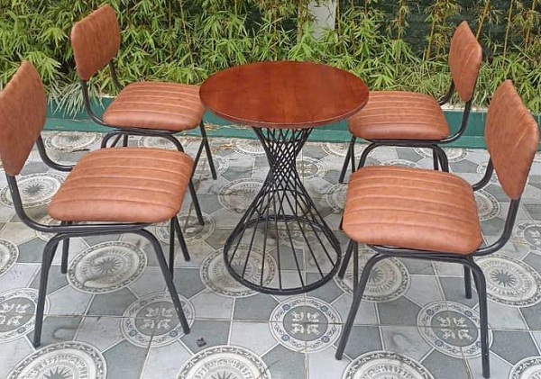 Bá»™ bà n ghế cafe khung sắt bá»c nêm da mà u nâu BCF03