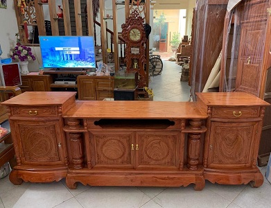 Kệ tivi gỗ hương đá trụ tròn cánh cong chạm khắc tinh tế rộng 2400mm