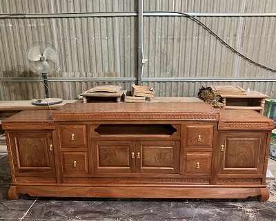 Kệ để tivi gỗ xoan đào mõ lồi 2m2 KVN20 kích thước Dài 2m, 2m2, 2m4 x Cao 750 x Sâu 400mm chất liệu Xoan đào có 4 ngăn kéo, 3 khoang cánh mở