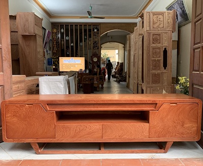 Kệ để tivi gỗ hương đỏ chân thuyền 2m4 KVN25 kích thước Dài 200, 220, 240 x Cao 63 x Sâu 40cm chất liệu Hương đỏ có 2 ngăn kéo, 2 cánh mở