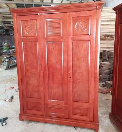 Tủ quần áo gỗ gội 3 cánh rộng 150cm chạm hoa GTQA98 Rộng 1500mm thiết kế 2 buồng và 1 ngăn kéo để đồ nhỏ gọn chạm hoa và chớp ô nhỏ đẹp