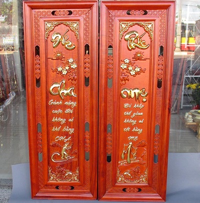 Tranh cha mẹ gỗ tự nhiên dát vàng TCM03 đôi câu đối chạm hình cha mẹ