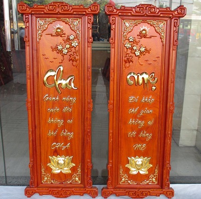 Tranh gỗ cha mẹ chạm bông sen, hoa đào dát vàng TCM02 khung triện gánh nặng cuộc đồi không ai khổ bằng cha, đi khắp thế gian không ai tốt bằng mẹ