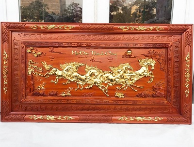Tranh gỗ mã đáo thành công khung triện dát vàng TBM04 cây mai đồng cỏ rộng 127cm cao 67cm dầy 4cm chạm khắc tinh xảo hoa văn đẹp treo tường trang trí
