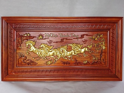 Tranh gỗ bát mã truy phong 127cm pu dát vàng TBM02