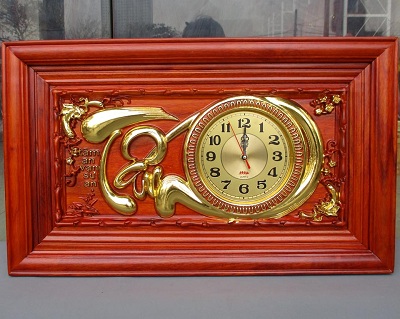 Tranh gỗ đồng hồ chữ tâm dát vàng TRG13 kích thước Rộng 67cm