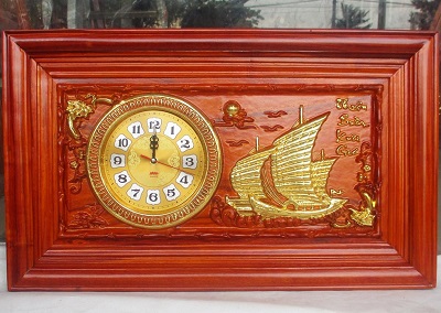 Tranh đồng hồ gỗ tự nhiện chạm thuyền buồm xuôi sơn PU TRG22 dùng trong trang trí phòng khách, phòng làm việc mang ý nghĩa may mắn chiêu tài lộc dát vàng