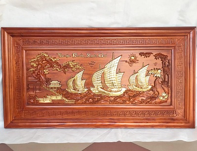 Tranh gỗ thuận buồm xuôi gió khung trơn TTB03 Với các cánh buồm giương cao đón gió căng đầy thuyền hướng ra khơi là xuất hành thuận lợi