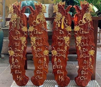 Tranh cha mẹ chạm lá chuối gỗ hương đỏ dát vàng TRG05 hình cha mẹ