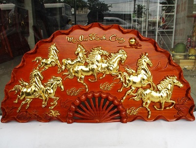 Tranh gỗ quạt mã đáo thành công 1m TBM07 là hình ảnh 8 chú ngựa mang ý nghĩa của sức mạnh, sự đồng lòng, thành công tranh treo tường dát vàng