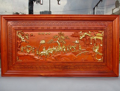 Tranh gỗ tự nhiên vinh quy bái tổ dát vàng TVQ02 quan quân cờ hoa