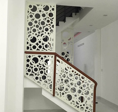 Vách ngăn cầu thang họa tiết hình tròn VG110 chất liệu gỗ công nghiệp GHO-5113
