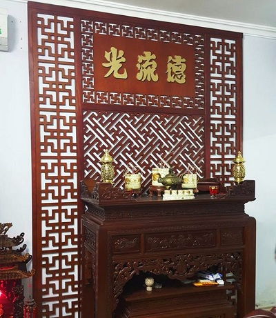Vách ngăn ban thờ gỗ CNC gắn hoành phi VG133 tốt lành cho gia chủ