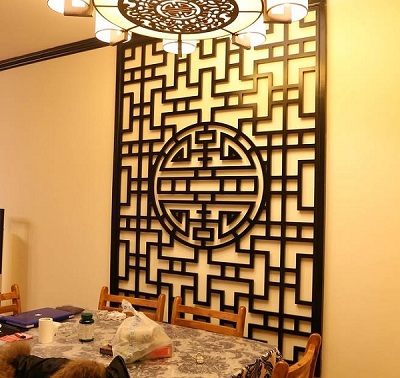 Vách ngăn gỗ MDF phòng bếp hoa văn chữ thọ VG59 phun sơn mầu nâu gho-5165