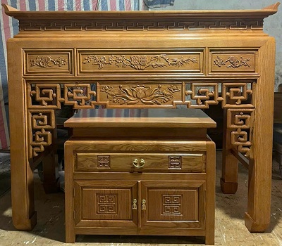 Bàn thờ gỗ sồi chạm hoa sen, truc, mai BTD32 điêu khắc họa tiết tinh xảo